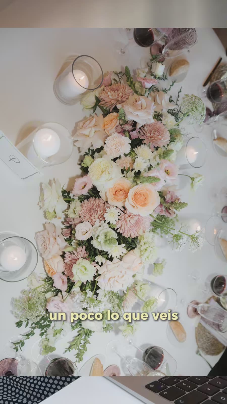 Fotograma del vídeo: centro de mesa de flores en tonos pastel, visto desde arriba