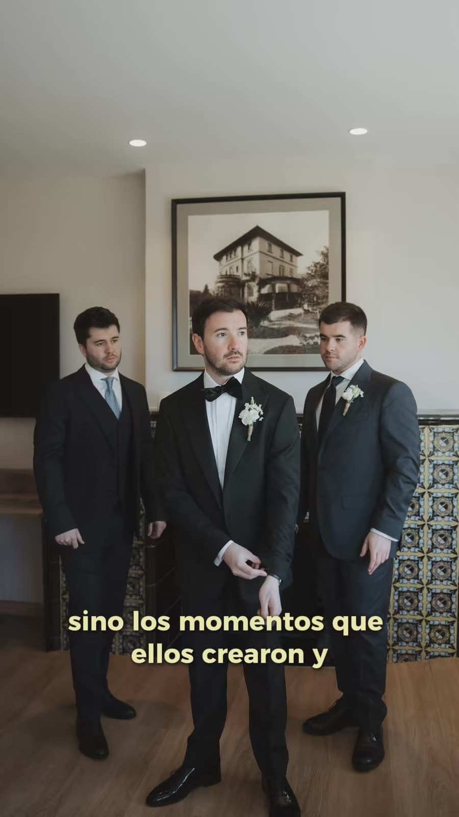 Fotograma del vídeo: el novio con sus testigos antes de la ceremonia