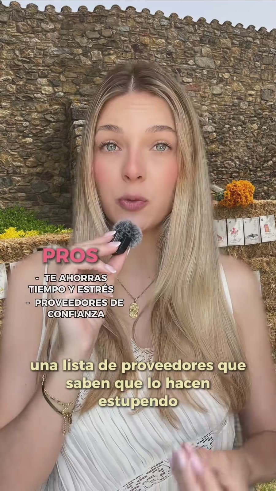 Fotograma del vídeo: los pros de contratar, sobre un seating de balas de paja